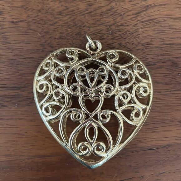 Large heart shaped gold tone filigree pendant - Picture 2 of 3
